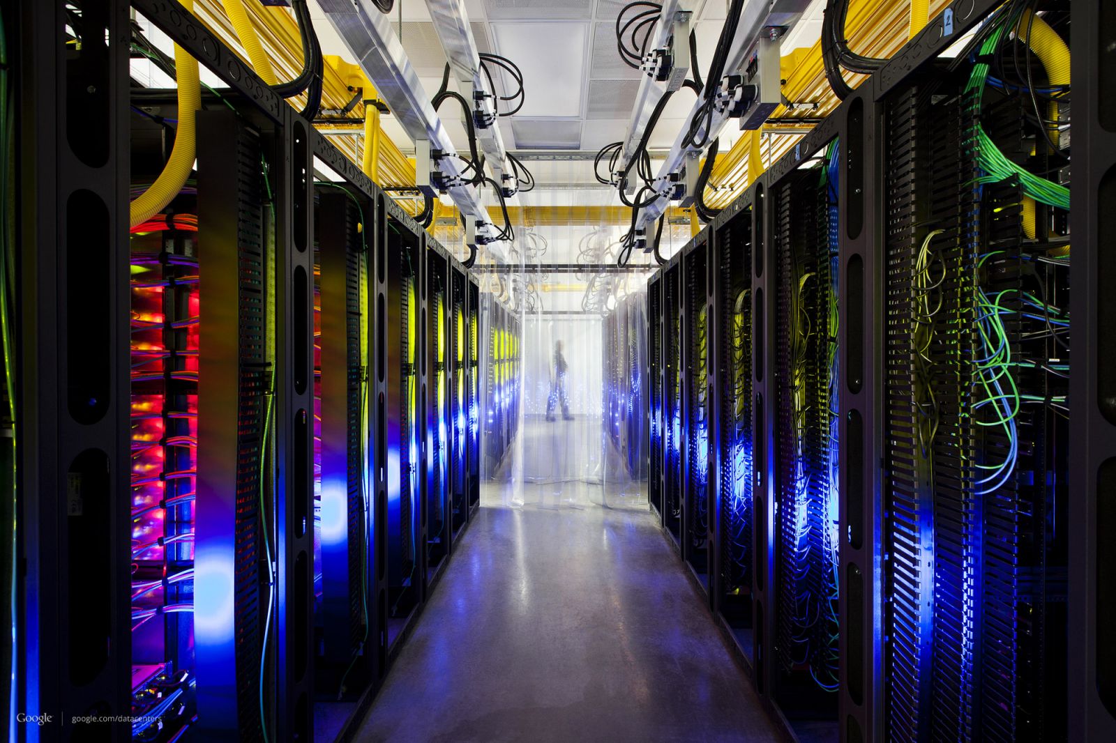 Rack de rede organizado em uma empresa atendida pela V4 Corp